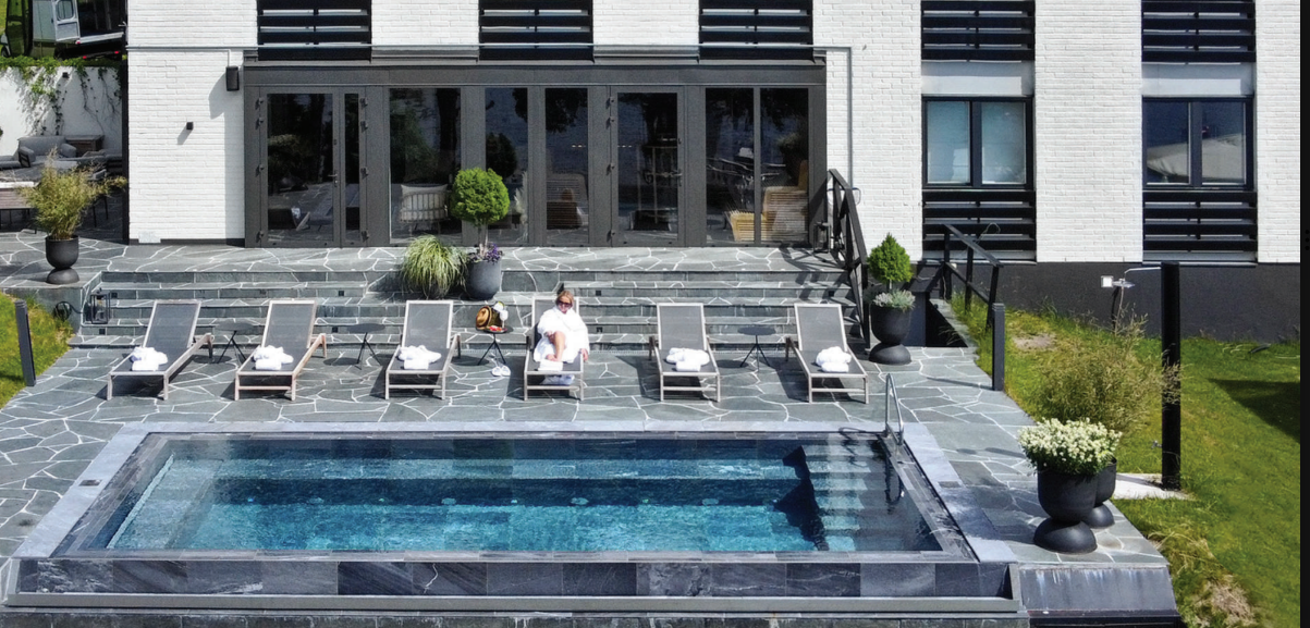 Carbon steel pool with automatic cover and tiled finish